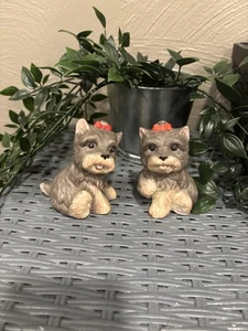 Home Interiors Homco Yorkshire Terrier Welpen mit roter Schleife Figur 3,5" #1475 - Bild 1 von 3