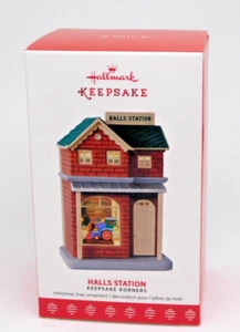 NUEVO-2017 Hallmark Ornament Halls Estación Keepsake Korners - Imagen 1 de 5