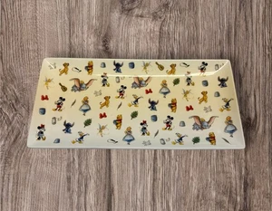 Plato Disney 100th ZB Zrike 14 X 6 1/2 Alice Stitch Pooh Mickey & Minnie - Imagen 1 de 3