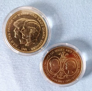 2 Stück Prince Charles, Lady Diana, Hochzeit 1981, 25 Pence, 38mm, gekapselt - Bild 1 von 5