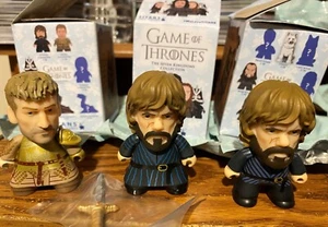 GAME OF THRONES TITANS LANNISTER LOT (3) 3" VINYL JAIME + TYRION + VARIANT 1/36 - Bild 1 von 3
