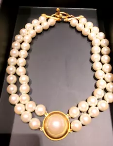 ELEGANTE! COLLANA VINTAGE CARLISLE FRANCE PERLE PERLINE CIONDOLO TONDO ORO BIANCO SPORCO - Foto 1 di 6
