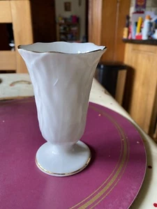 Elisabettian China Charmaine, vaso con piedi decorato con foglie. - Foto 1 di 6