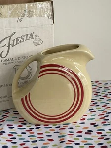 Jarra de jugo Fiestaware retro a rayas rojas Fiesta HLCCA pequeña jarra de disco de 28 oz - Imagen 1 de 10
