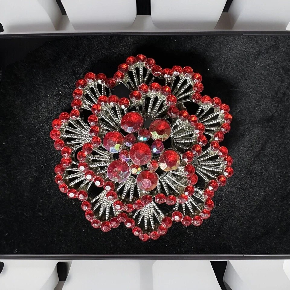 Pequeño broche flor diamante rojo caliente (tono plata) prendedor vintage 3 dimensiones Foto 1 de 4