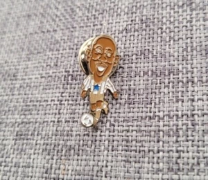 NEWCASTLE UNITED FOOTBALL PLAYER ENAMEL PIN BADGE - Picture 1 of 2