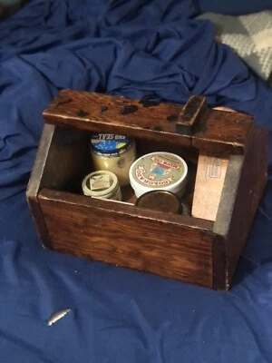 Antigua caja brillante de zapatos con suministros brillantes y cepillo de viaje sin marca Foto 1 de 4