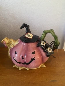 BLUE SKY CLAYWORKS HALLOWEEN 2023 ROSA HEXE KÜRBIS TEEKANNE - TEE IM GARTEN - Bild 1 von 7