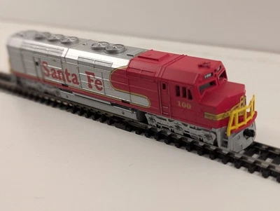 Del Prado F45 “Santa Fe 100” Locomotive – N Gauge (1:160 Scale) - Image 1 of 4