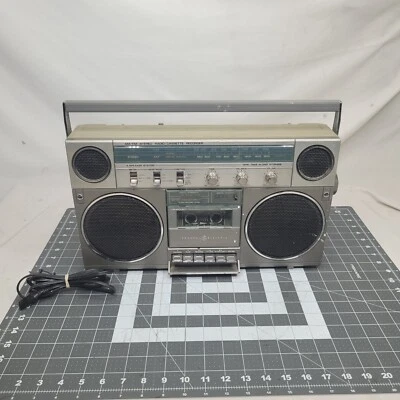 Radio/casete estéreo AM/FM General Electric modelo 3-5257A probado necesita trabajo Foto 1 de 4