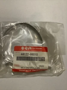 Abrazadera OEM Suzuki NOS 44122-86010 - Imagen 1 de 2