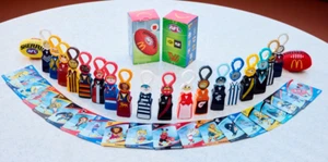 McDonald's Happy Meal Toys 2025 AFL Deportes BOLSA CLIP CON PEGATINAS Y TARJETA - Elige - Imagen 1 de 29