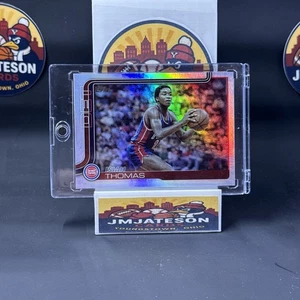 2025 Topps Flagship Isiah Thomas Rainbow Foil Detroit Pistons  - Imagen 1 de 2
