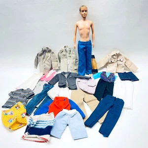Bambola Ken vintage anni 60 con vestiti - Foto 1 di 19