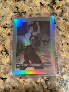 BRUCE LEE # 57 RICORDO 50° ANNIVERSARIO CARTA RIFRATTORE LUCIDA - Foto 1 di 2