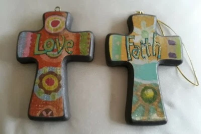 Cruzes decorativas penduradas 3,5" X 4,5", amor e fé. COMO MOSTRADO  - Imagem 1 de 2