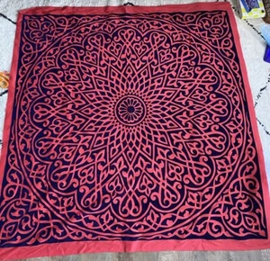 Tablecloth square red with velvet dark blue embossed pattern christmas setting - Picture 1 of 7
