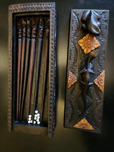 Handgeschnitzte Holzkiste mit Frosch & Eidechse, Spiel? Dunkelbraun & helles Holz Vintage - Bild 1 von 24