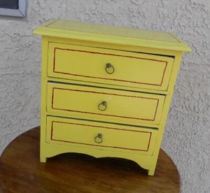 VINTAGE KLEINE GELBE HOLZPUPPENKOMMODE 3 SCHUBLADEN BEMALT HANDGEFERTIGT 10" VOLKSKUNST - Bild 1 von 11