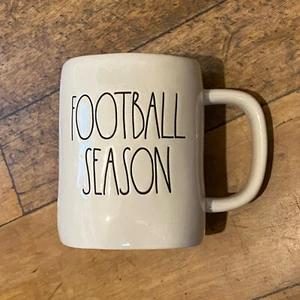 Rae Dunn Fußball Saison große Keramik Kaffeebecher UK Verkäufer Sammlerstück Geschenk - Bild 1 von 13