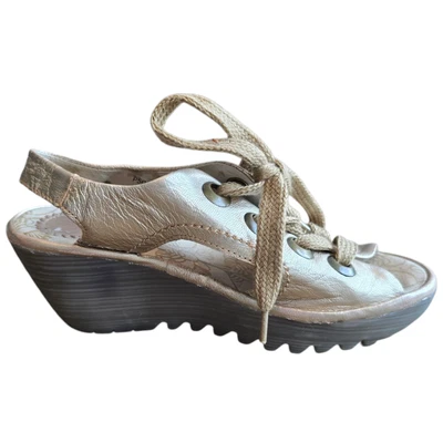 Sandalias de cuña FLY LONDON Yifa Peep Toe de cuero con cordones doradas talla 38 EE. UU. 7,5 Foto 1 de 4