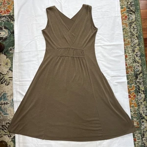 Vestido Athleta Sin Mangas Cuello en V, Talla MT, Verde Oliva Brezo, ¡Excelente! CL - Imagen 1 de 10
