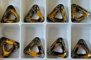 Swarovski 4737 20mm Cosmic Triangle, Tabac (1pc) - Picture 1 of 4
