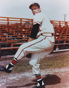 LEW BURDETTE MILWAUKEE BRAVES VINTAGE ACTION 8x10 - Picture 1 of 1