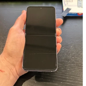 Samsung Galaxy ZFlip 3 (SM-F711W) - Photo 1 sur 9