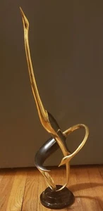 Escultura de bronce fundido par de aves o grullas entrelazadas Surawongse Tailandia - Imagen 1 de 7