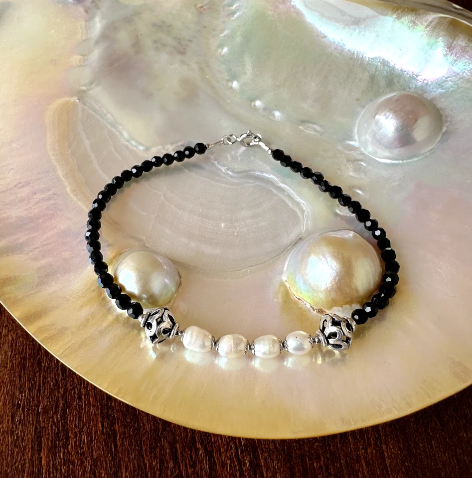 Bracciale in vere perle infilate in argento 925 e pallini di onice sfaccettato - Immagine 1 di 4