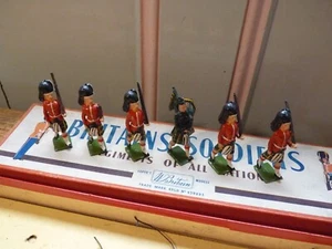 VINTAGE BRITAINS POST WAR GORDON HIGHLANDERS FULL SET  NO-77 LEAD FIGURES, BOXED - Picture 1 of 13