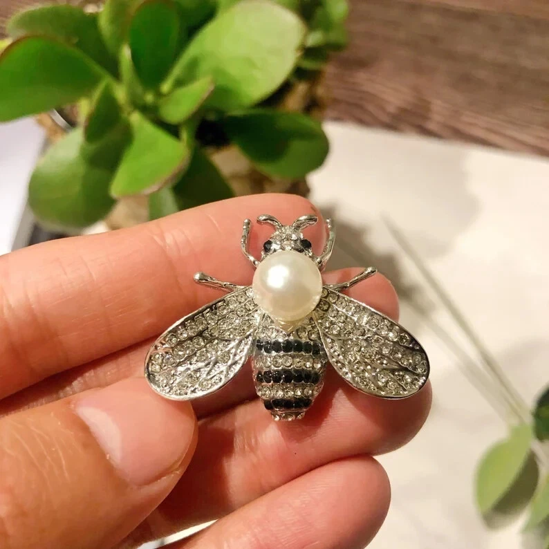 Broche de diseño de abeja de circonita cúbica simulada blanca y negra de 1,60 quilates en plata 935 Foto 1 de 4