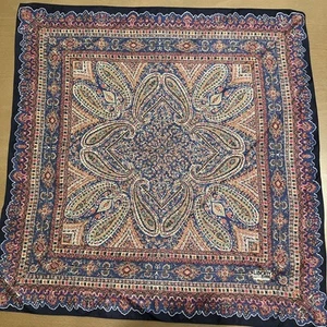 Sciarpa Liberty in seta mai usata 100% Paisely fiore 58 cm × 60 cm - Foto 1 di 7
