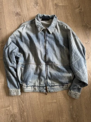 FEAR OF GOD FOG ESSENTIALS DENIM TRUCKER JACKET LIGHT BLUE INDIGO M MEDIUM - Image 1 of 4