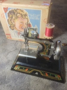 Antike Casige Blechspielzeug Nähmaschine Germany mit Originalkarton. - Bild 1 von 7