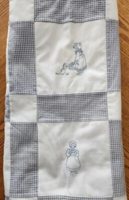 Manta Edredón Bebé Vintage Hecha a Mano Azul Blanco Guinga Bordada 46x35" Foto 1 de 4