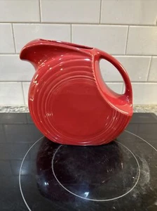 LARGE DISK PITCHER scarlet red FIESTA WARE hlc FIESTA 67 OZ Excellent Condi - Picture 1 of 6