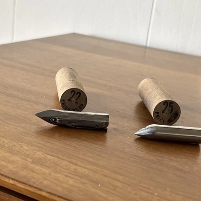 Antique 2    SEWING MACHINE SHUTTLES With Wood Boxes 22 & 25 SHUTTLE - Image 1 of 4