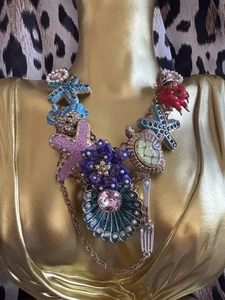 Betsey Johnson Die kleine Meerjungfrau Sebastian Arielle Disney Collaboration Halskette - Bild 1 von 7
