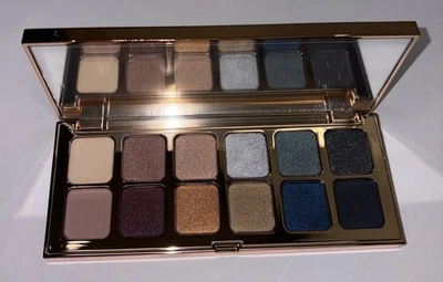 Paleta de sombras de ojos Laura Mercier Nights Out 12 tonos azules rosas Foto 1 de 4