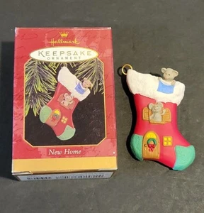 Hallmark Andenken Ornament 1997 "New Home" Handarbeit Strumpf Maus Haus - Bild 1 von 9