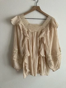 Blusa boho de crepé Entro para mujer con volantes y encaje talla pequeña beige mangas globo - Imagen 1 de 13