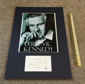 SIR LUDOVIC KENNEDY (RIP) ICONIC TV BROADCASTER AUTOGRAPH & PHOTO DISPLAY PAAS - Foto 1 di 4