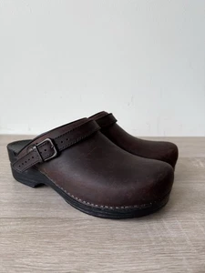 A+ Dansko Ingrid Clogs Slipper braun 41 US 10 runde Spitze Schnalle Keilabsatz Leder - Bild 1 von 9