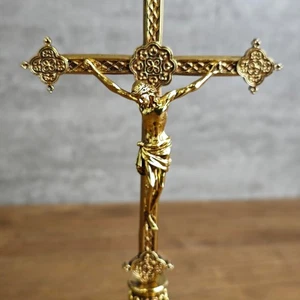 v. Chr. Katholisches stehendes Kruzifix aus Metall, Jesus Christus Kreuz für Altar, katholisch - Bild 1 von 7