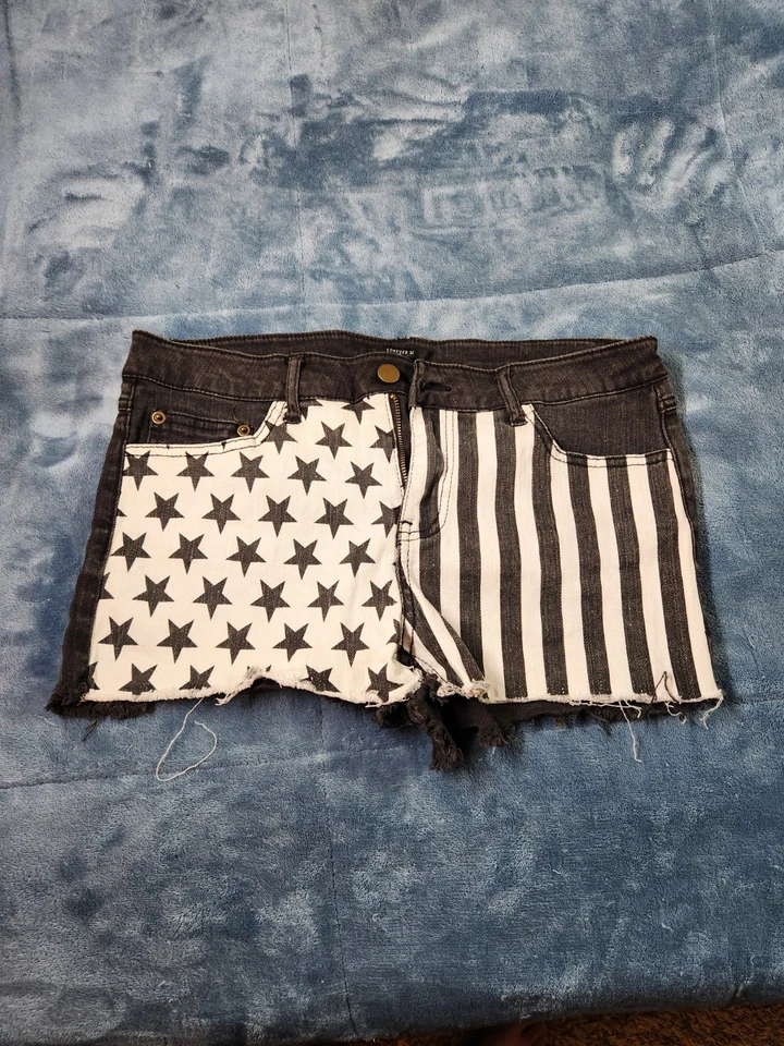 Forever 21 女式牛仔裤黑色和白色星星条纹 30 码 — 第 1/3 张图片