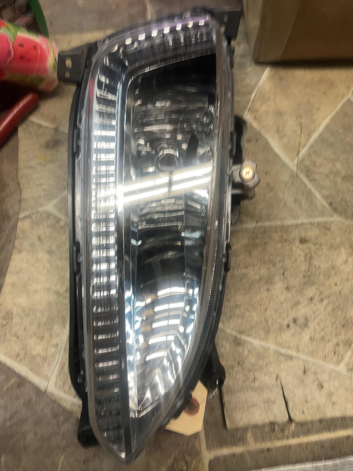 2013-2016 HYUNDAI SANTA FE SPORT SWB ПЕРЕДНЯЯ ПРАВАЯ ПАССАЖИРСКАЯ СТОРОНА ПРОТИВОТУМАННАЯ ЛАМПА AFM - Изображение 1 из 4