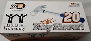 TONY STEWART #20 HOME DEPOT - LEBENSRAUM FÜR DIE MENSCHHEIT PONTIAC - MASSSTAB 1:18 - NEU IM KARTON - Bild 1 von 6