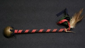 Sonajero nativo americano Blackfoot - siglo XIX - Campana de caballo, envoltura de tela, mango de madera - Imagen 1 de 8